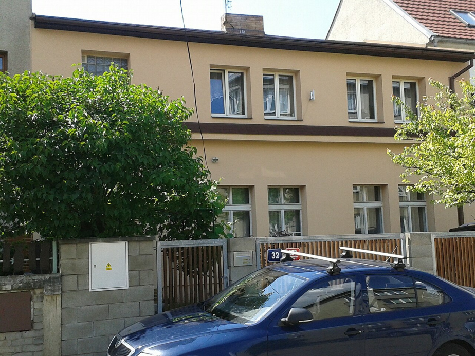 Dům v Praze-Hodkovičkách, kde byla ukryta vysílačka Sparta I a kde byl 7. května 1941 zatčen Regenermel. 