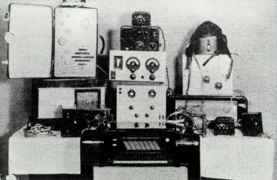 Radiotelegrafický komplet Sparta používaný Jindřichem Klečkou, včetně přístrojů vyrobených a upravených A. E. Regenermelem. 