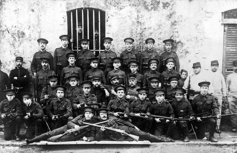 Prvních 29 čs. dobrovolníků, kteří přijeli v roce 1914 z Velké Británie do Francie a připojili se k rotě „Nazdar“. 