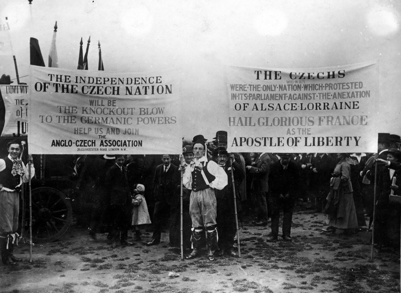 Jedna z demonstrací na podporu válečného úsilí Dohody s transparenty Anglo-české asociace. 