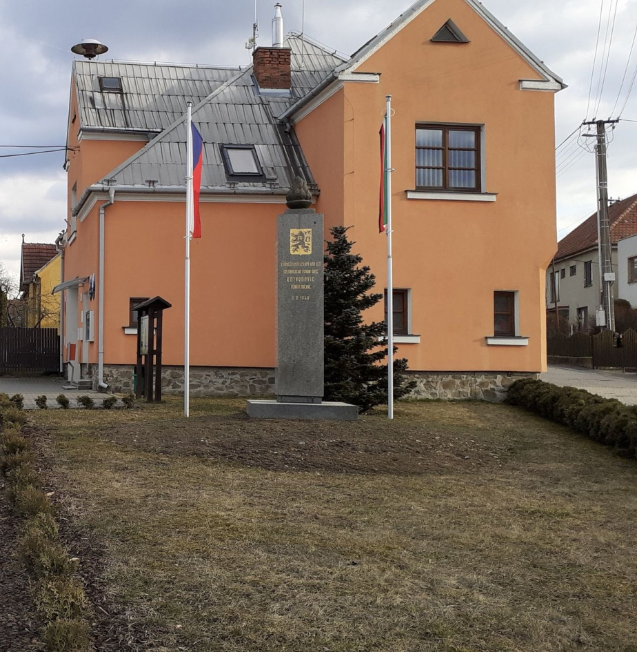Pomník v Kotvrdovicích před renovací. 