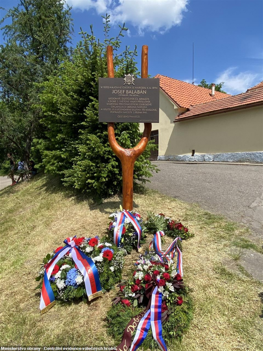 Pamětní deska Josefa Balabána na rodném domě – hájovna Obora č. p. 171 v Dobříši. 