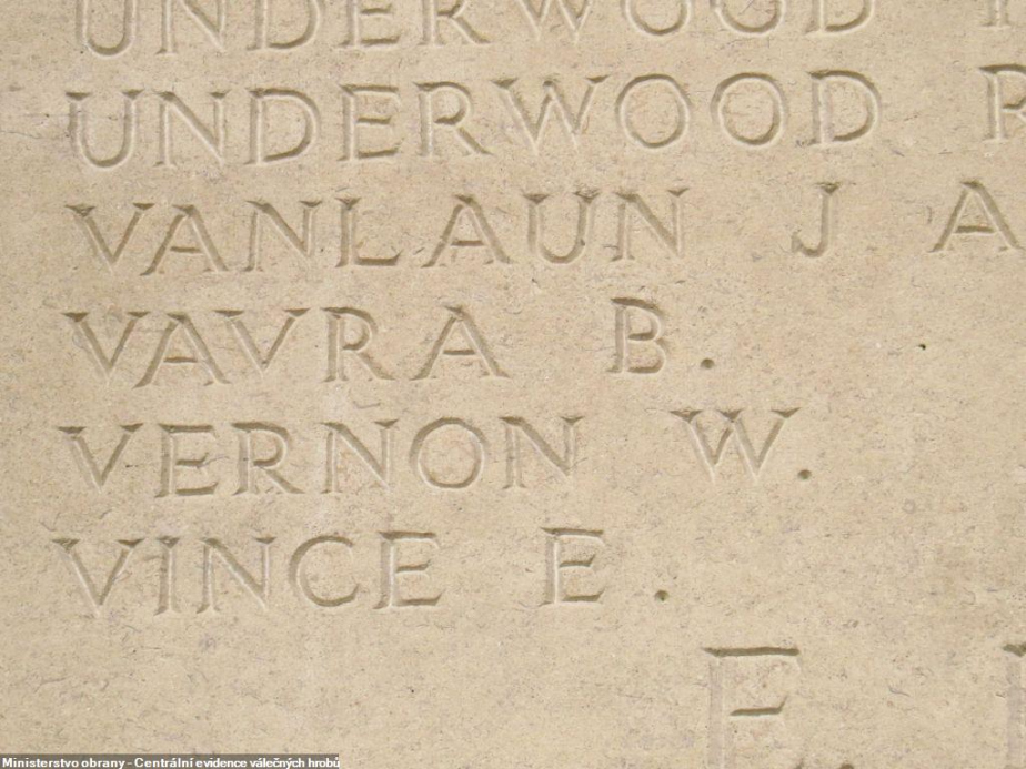 Pamětní deska na hřbitově Tyne Cot v Belgii se jménem Bohumila Vávry. 