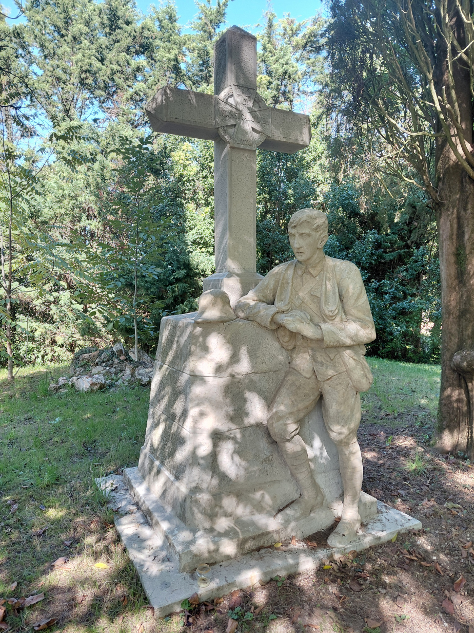 Socha vojáka stojící na bývalém rakousko-uherském vojenském hřbitově ve Fossalta Maggiore. Ostatky vojáků byly exhumovány a přeneseny do Cittadelly na Benátsku. 