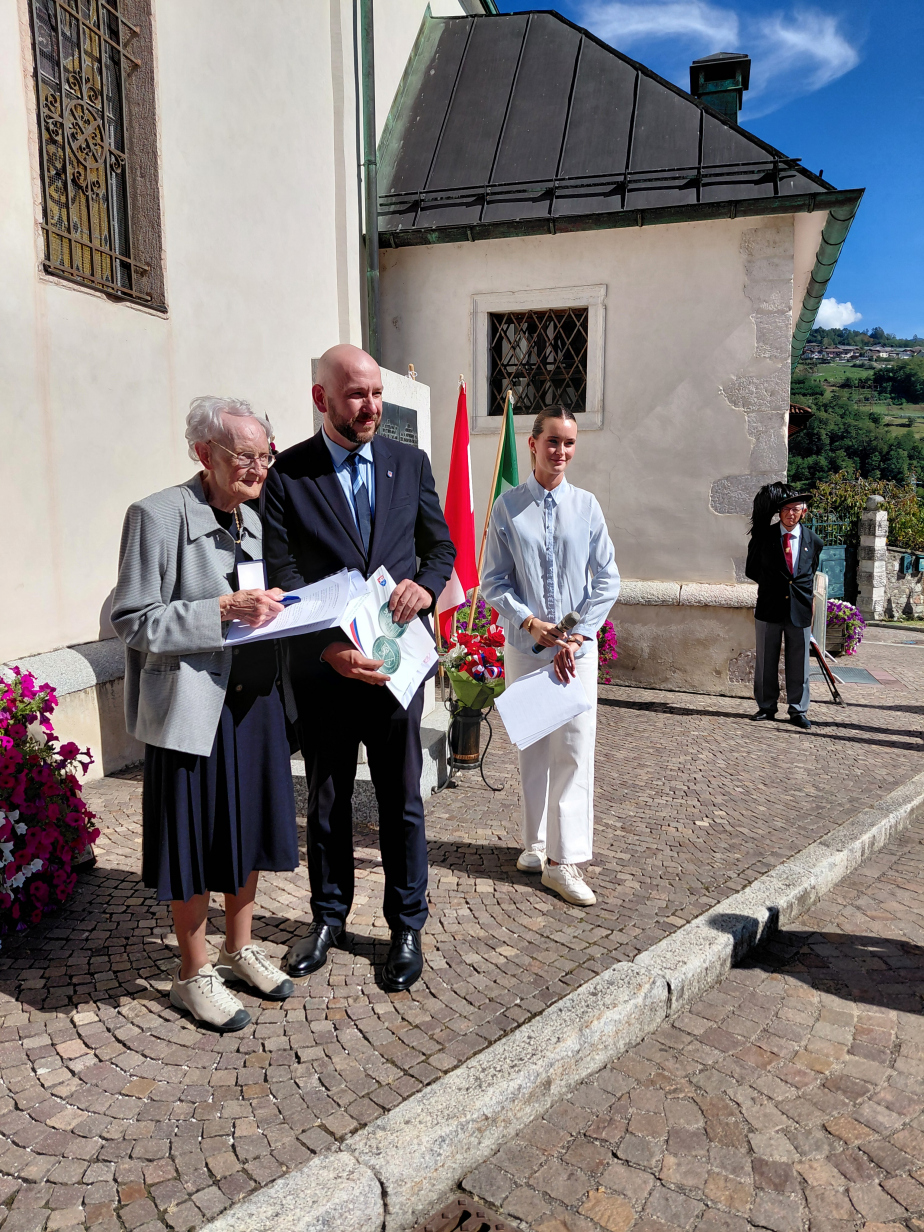 Předání plakety „Péče o válečné hroby“ paní Pieře Degan během pietního aktu v Carzanu. 