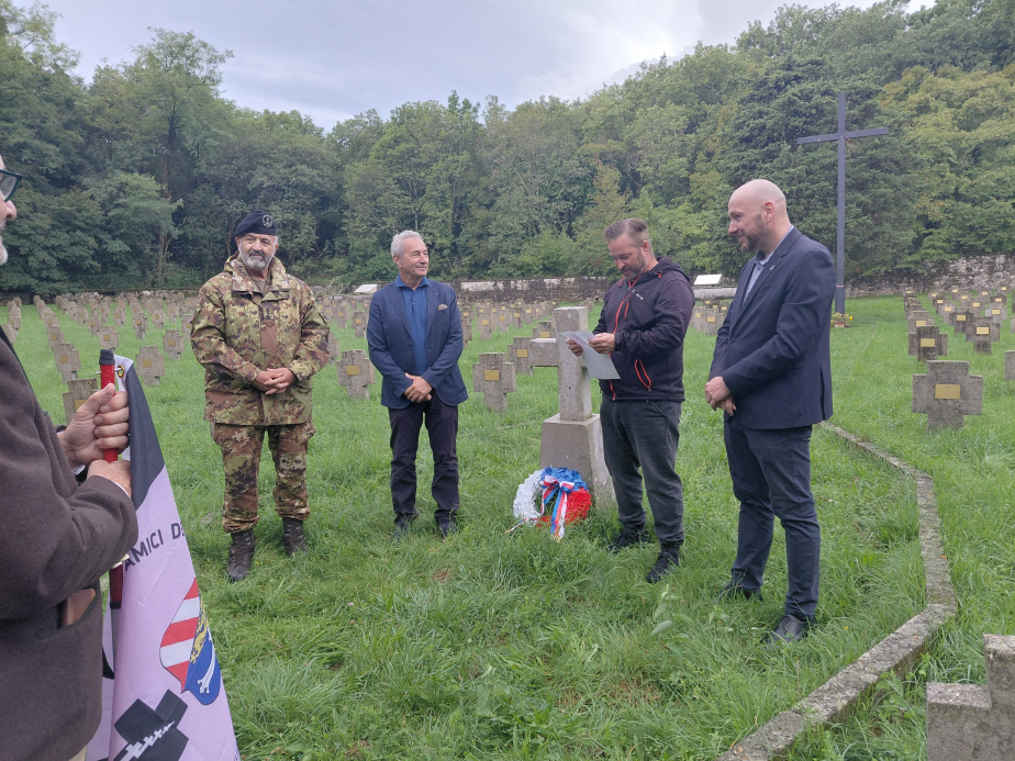 Pietní akt na rakousko-uherském vojenském hřbitově v Proseccu.
