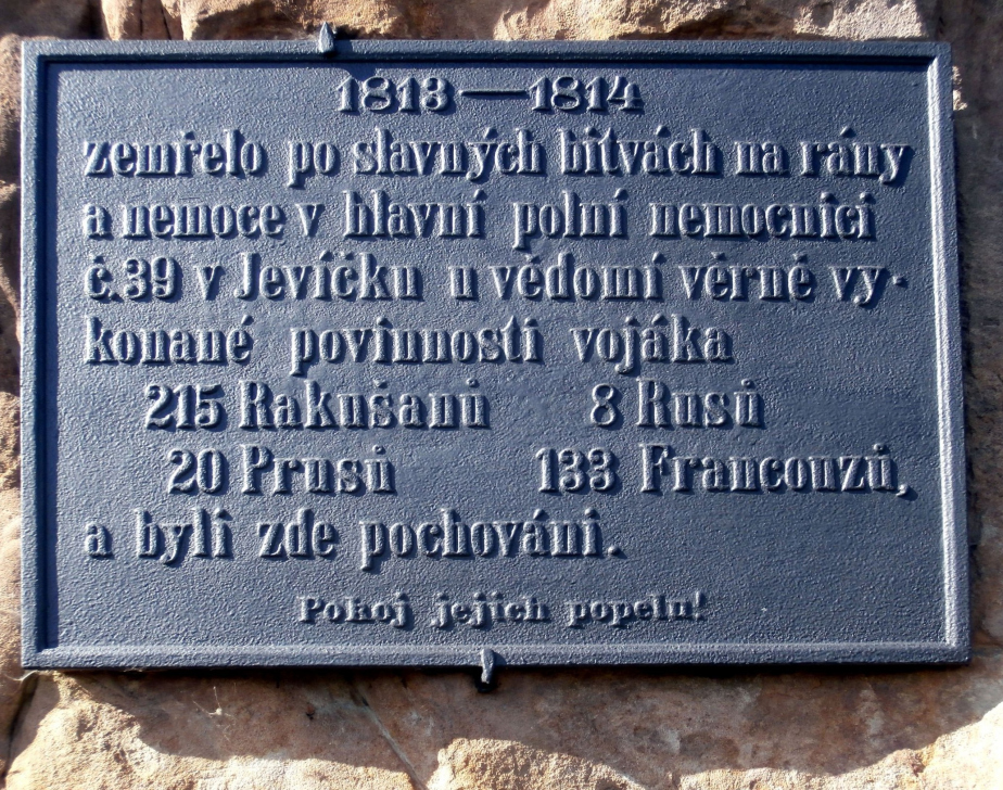 Detail tabulky umístěné na pomníku. 