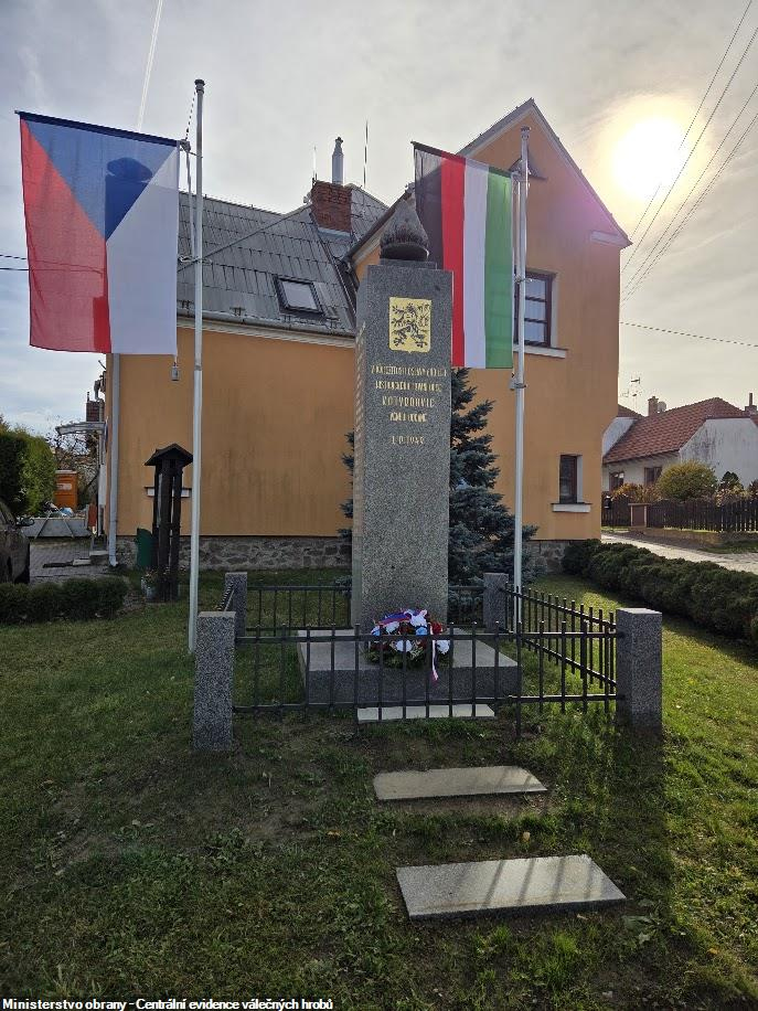 Pomník v Kotvrdovicích po renovaci. 