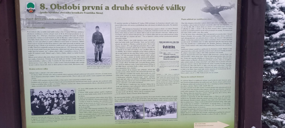 Informační cedule stojící při pomníku.
