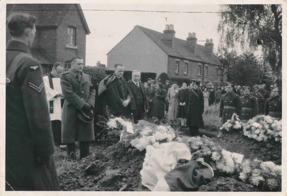 Fotografie z pohřbu Josefa Kloboučníka a Josefa Klváčka