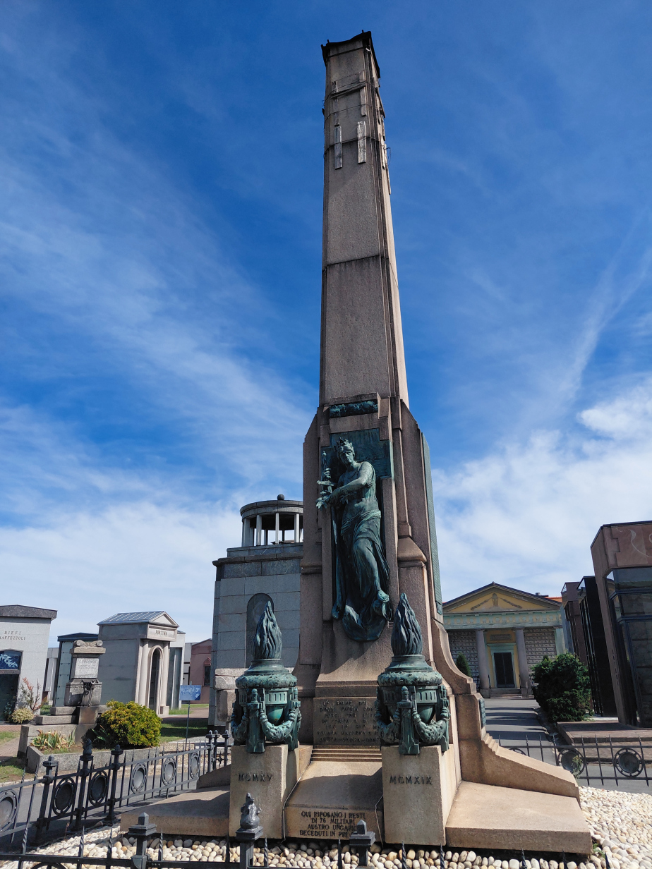 Obelisk na městském hřbitově v Novaře, pod nímž je pohřbeno 76 rakousko-uherských vojáků.