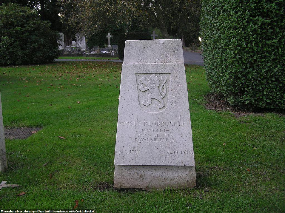 Hrob Josefa Kloboučníka na hřbitově Wellington General Cemetery v hrabství Shropshire ve Velké Británii. Hrobové místo je označeno číslem B-0713.