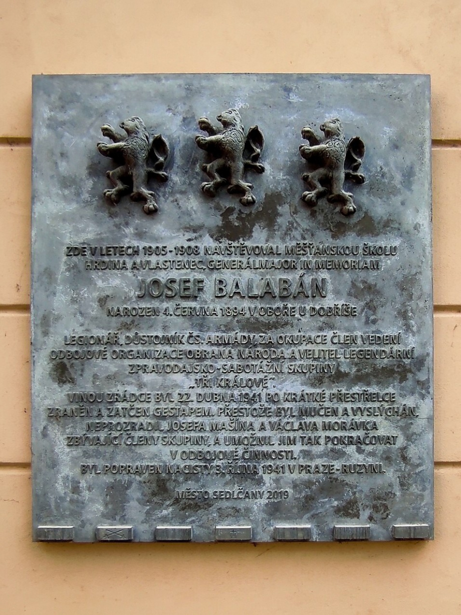 Pamětní deska Josefu Balabánovi na budově 1. ZŠ v Sedlčanech