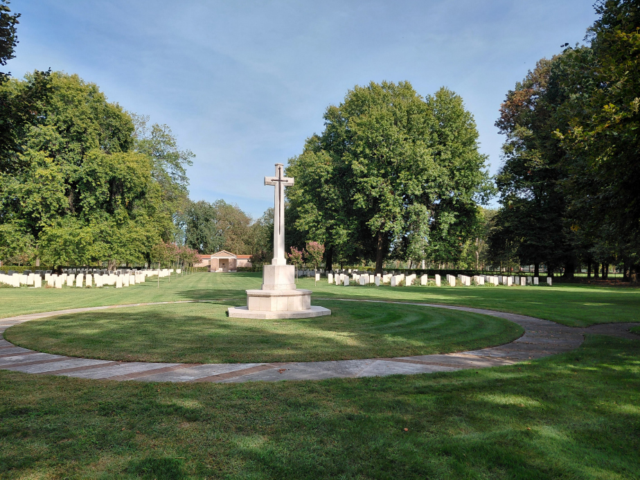 Válečný hřbitov v Miláně, jenž je spravován Komisí Britského společenství národů pro válečné hroby (Commonwealth War Graves Commission).