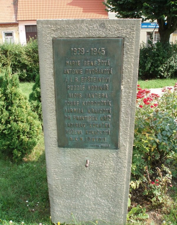 Pomník obětem druhé světové války v městě Deštná (okr. Jindřichův Hradec) se jménem Josefa Kloboučníka