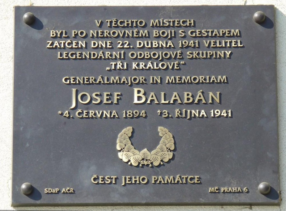 Pamětní deska Josefa Balabána ve Studentské ulici v Praze-Dejvicích, kde byl po nerovném boji s gestapem zatčen dne 22. dubna 1941.
