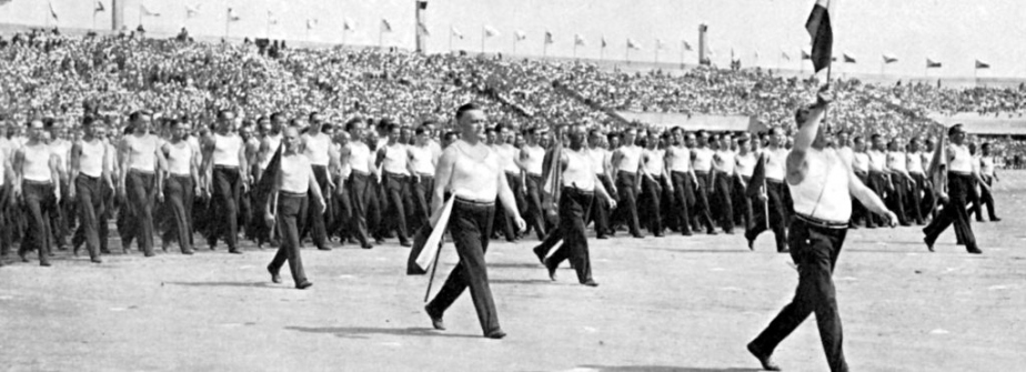 Augustin Pechlát na strahovském stadionu (uprostřed) během IX. sletu v roce 1932. 
