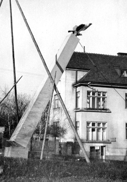 Jedním ze znaků nacistické okupace Československa se stalo i ničení sokolských symbolů. 