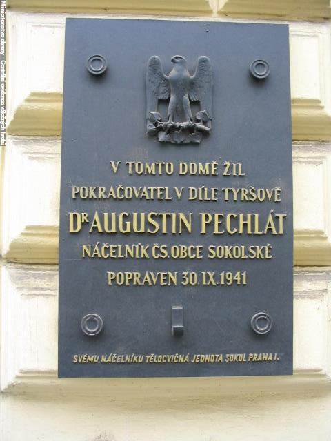 Pamětní deska Augustina Pechláta na domě v Revoluční ulici na Praze 1. 