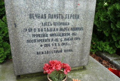 Detailní pohled na spodní část obelisku před renovací.