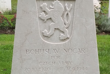 Výsadkáři Nocar a Hrubec jsou pohřbeni na milánském vojenském hřbitově v odd. VI, řadě C, hrobech č. 5-6.