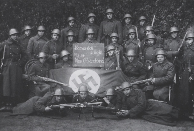 Českoslovenští vojáci po úspěšném osvobození Moravské Chrastové.