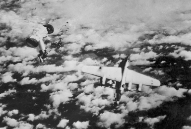 Rozlomený americký bombardér B-24 Liberator.