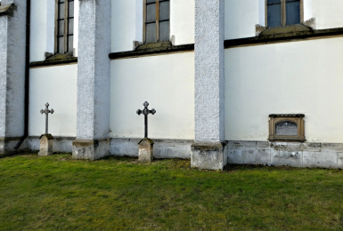 Celkový pohled na prostor před kostelem sv. Jana Křtitele v Dohaličkách s hromadnými hroby. 