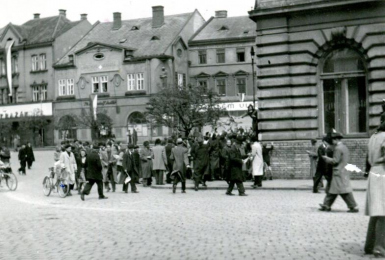 První okamžiky přerovského povstání. Srocování davu u Městského domu na Náměstí TGM (Dolní náměstí)