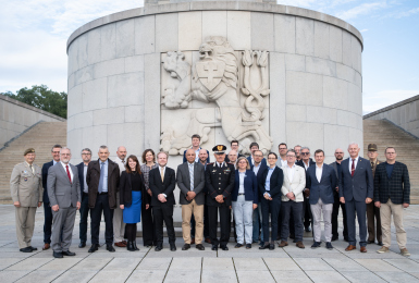 Skupinová fotka účastníků setkání European War Heritage Working Group před Národním památníkem na Vítkově. 