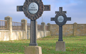 Detail náhrobků. Zdroj: Autor Henryk Bielamowicz, CC BY-SA 4.0, https://pl.wikipedia.org/wiki/Cmentarz_wojenny_nr_8_%E2%80%93_Nowy_%C5%BBmigr%C3%B3d#/media/Plik:Nowy_%C5%BBmigr%C3%B3d,_cmentarz_wojenny_nr_8_(HB4).jpg 