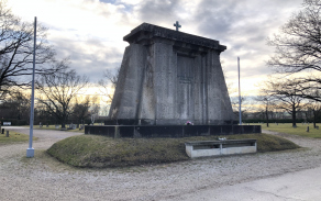 Centrální pomník na vojenském pohřebišti - zadní část