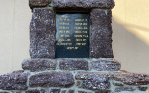 Detail pomníku před Obecním úřadem. Zdroj: CEVH.