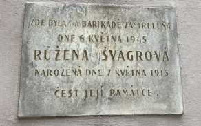 Pamětní deska Růženy Švagrové.